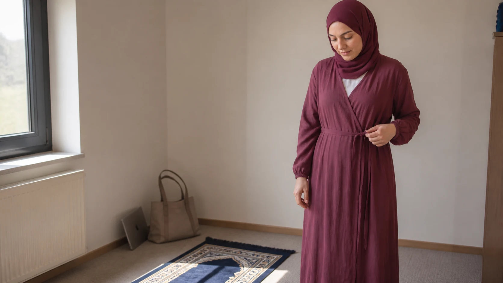 Bordo elbise ayrobin doku yakın planı